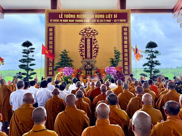 Nghi lễ tưởng niệm Anh hùng Liệt sĩ được tổ chức trang nghiêm tại Học viện Phật giáo Việt Nam tại TPHCM (xã Bình Lợi). Ảnh: HOÀNG HÙNG