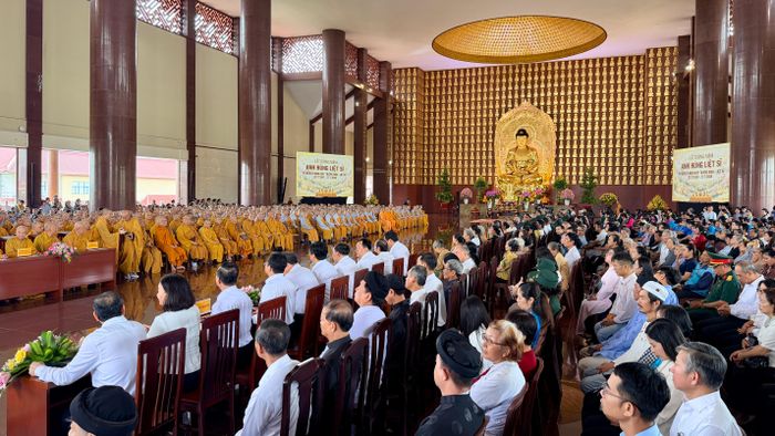 Lễ tưởng niệm Anh hùng Liệt sĩ được tổ chức trang nghiêm tại Học viện Phật giáo Việt Nam tại TPHCM (xã Bình Lợi). Ảnh: HOÀNG HÙNG