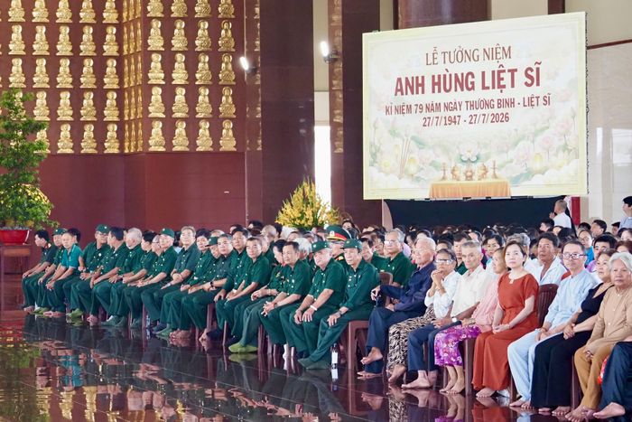 Đại biểu dự Lễ tưởng niệm Anh hùng Liệt sĩ. Ảnh: HOÀNG HÙNG