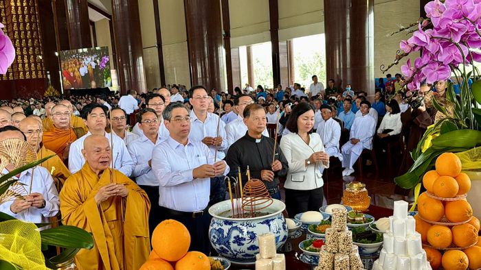 Lãnh đạo TPHCM cùng lãnh đạo Giáo hội Phật giáo Việt Nam và các đại biểu dâng hương tưởng niệm các Anh hùng Liệt sĩ. Ảnh: HOÀNG HÙNG