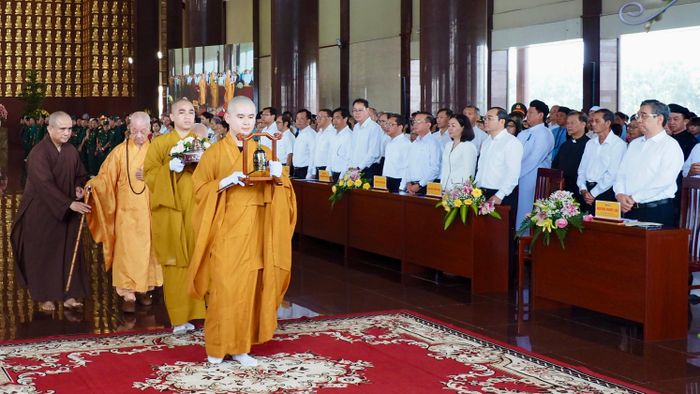 Chư tôn đức tăng ni thực hiện nghi lễ tưởng niệm các Anh hùng Liệt sĩ tại Học viện Phật giáo Việt Nam tại TPHCM (xã Bình Lợi). Ảnh: HOÀNG HÙNG