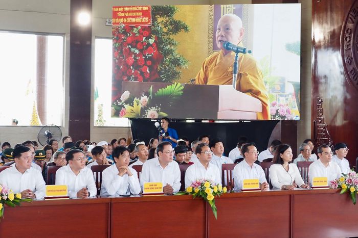 Đại biểu tham dự Lễ tưởng niệm Anh hùng Liệt sĩ, nhân kỷ niệm 79 năm Ngày Thương binh - Liệt sĩ tại Học viện Phật giáo Việt Nam tại TPHCM (xã Bình Lợi). Ảnh: HOÀNG HÙNG