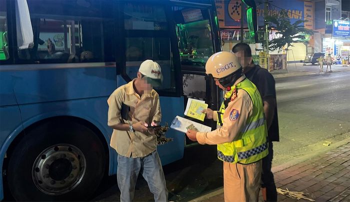  Đội CSGT Bình Triệu kiểm tra việc chấp hành các quy định về phòng cháy, chữa cháy, bảo đảm trật tự an toàn giao thông. Ảnh: HỮU TÂM 
