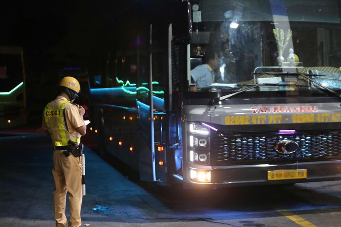 Đội CSGT Rạch Chiếc phối hợp Công an phường Tam Bình kiểm tra xe khách trên tuyến đường Đỗ Mười. Ảnh: HỮU TÂM 