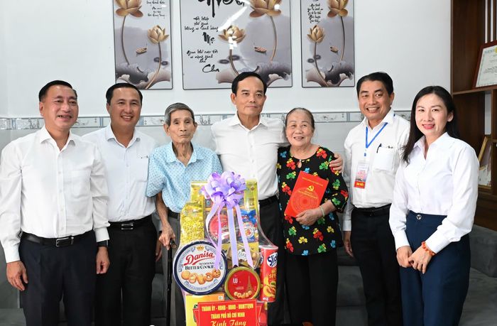  Đồng chí Trần Lưu Quang cùng đoàn đến thăm ông Nguyễn Xuân Viên và gia đình. Ảnh: VIỆT DŨNG 