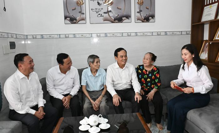  Đồng chí Trần Lưu Quang đến thăm ông Nguyễn Xuân Viên và gia đình. Ảnh: VIỆT DŨNG 