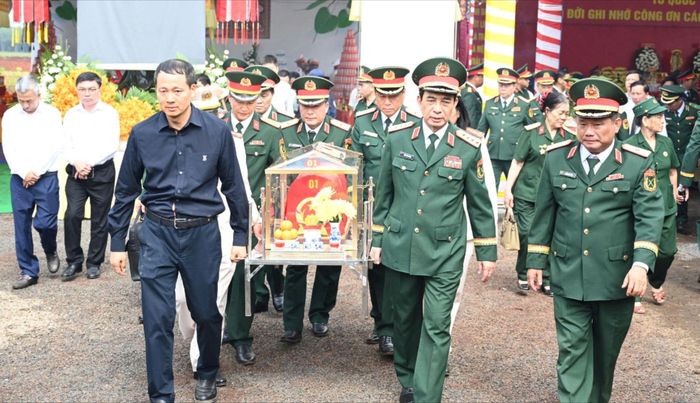  Phó Thủ tướng, Bộ Trưởng Bộ Quốc phòng Phan Văn Giang và Bí thư Thành ủy Đồng Nai Vũ Hồng Văn thực hiện nghi thức di quách hài cốt liệt sĩ. Ảnh: XUÂN TRUNG 
