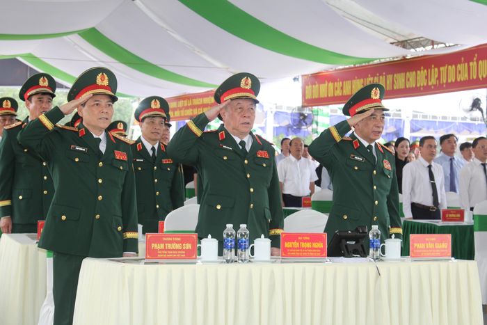  Đại tướng Phan Văn Giang và Đại tướng Nguyễn Trọng Nghĩa cùng các đại biểu thực hiện nghi thức chào cờ trước khi bắt đầu buổi lễ. Ảnh: XUÂN TRUNG 