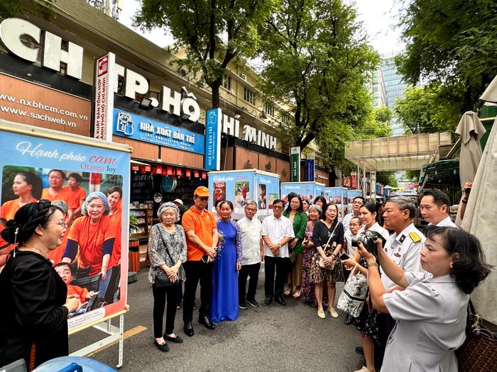  Bà Huỳnh Ngọc Vân, Giám đốc Bảo tàng Áo dài, giới thiệu về triển lãm ảnh "Hạnh phúc cam". Ảnh: HỒ SƠN 