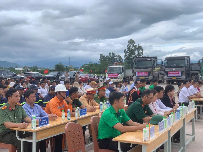 Các đại biểu dự lễ phát động. Ảnh: HỒNG TÚ