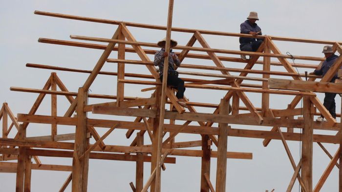 Người dân tất bật dựng nhà. Ảnh: HỮU PHÚC