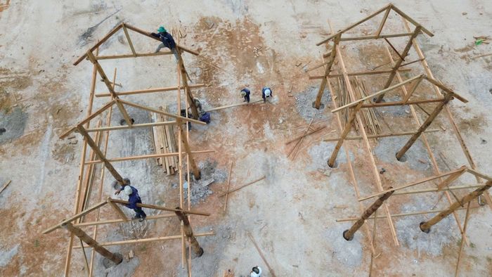 Phần khung mái nhà đã được dựng lên trên khu tái định cư. Ảnh: HỮU PHÚC