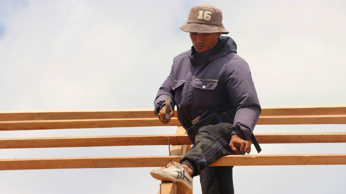 Người dân dựng phần mái nhà. Ảnh: HỮU PHÚC