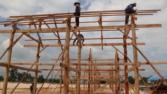 Người dân dựng nhà ở khu tái định cư Ia Tul. Ảnh: HỮU PHÚC