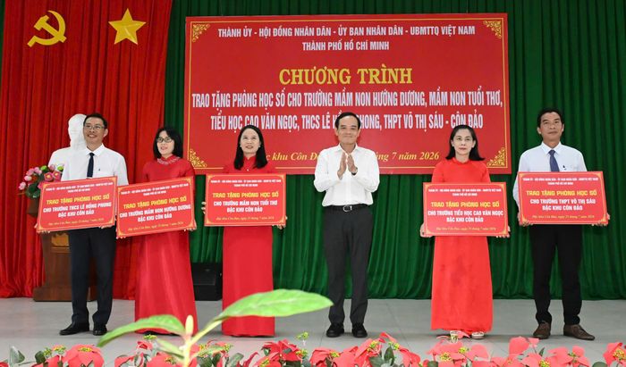  Bí thư Thành ủy TPHCM Trần Lưu Quang trao tặng phòng học số cho các trường học trên địa bàn Đặc khu Côn Đảo. Ảnh: VIỆT DŨNG 