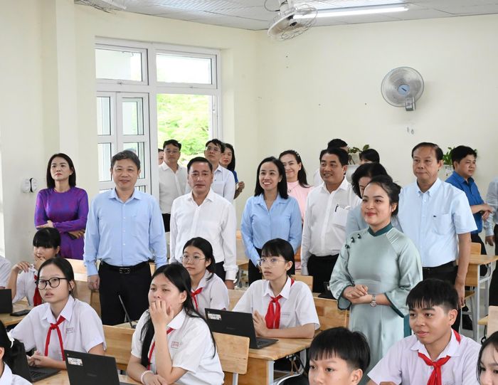  Đoàn lãnh đạo TPHCM tham quan phòng học số. Ảnh: VIỆT DŨNG 