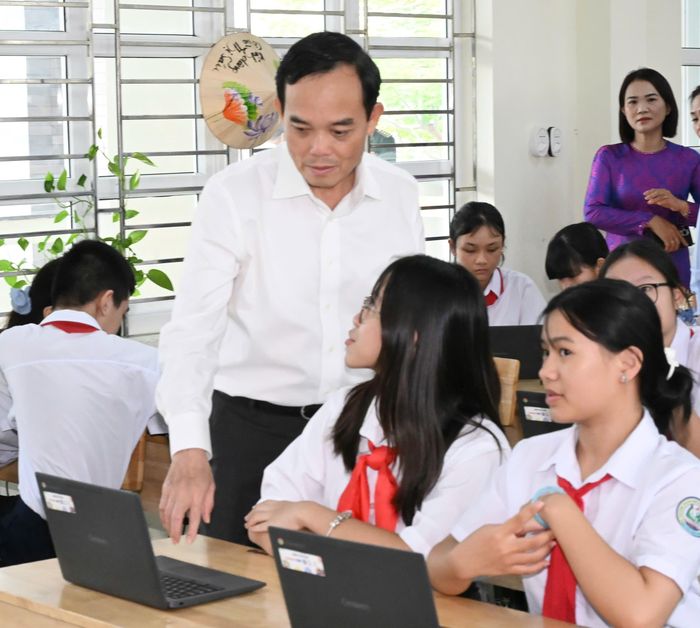  Bí thư Thành ủy TPHCM Trần Lưu Quang tham quan phòng học số. Ảnh: VIỆT DŨNG 