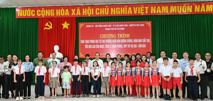  Bí thư Thành ủy TPHCM Trần Lưu Quang cùng các đồng chí lãnh đạo TPHCM, lãnh đạo các trường học chụp ảnh lưu niệm cùng các em học sinh trong chương trình. Ảnh: VIỆT DŨNG 