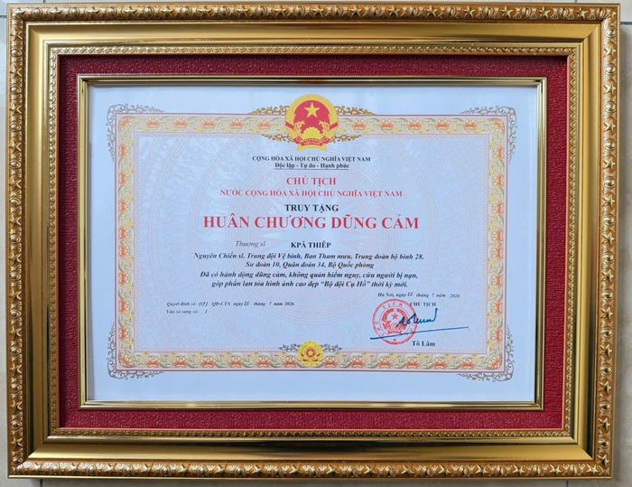 Quyết định truy tặng Huân chương Dũng cảm cho Thượng sĩ Kpă Thiêp. Ảnh: BỘ QUỐC PHÒNG 