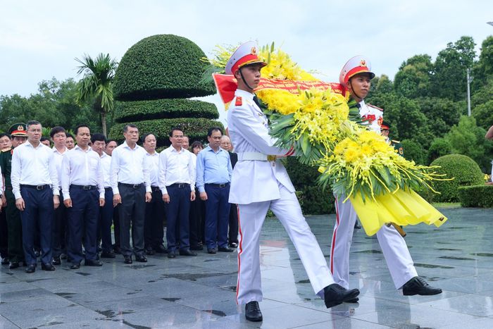  Thủ tướng Lê Minh Hưng và Đoàn công tác dâng hoa tại Nghĩa trang Liệt sĩ Quốc gia A1. Ảnh: ĐOÀN BẮC 