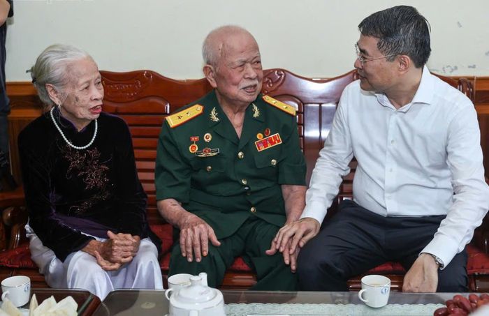  Thủ tướng Lê Minh Hưng thăm hỏi gia đình thương binh Phí Hương Dũng. Ảnh: ĐOÀN BẮC 