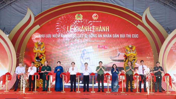 Chủ tịch Ủy ban Trung ương MTTQ Việt Nam Bùi Thị Minh Hoài, Bộ trưởng Bộ Công an Lương Tam Quang, Trưởng ban Nội chính Trung ương Lê Minh Trí và các đại biểu cắt băng khánh thành Khu lưu niệm Anh hùng liệt sĩ Công an nhân dân Bùi Thị Cúc. Ảnh: MINH HẢI