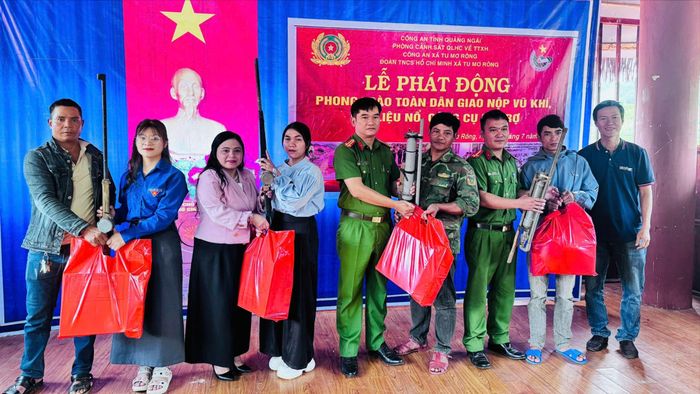 Các khẩu súng tự chế do người dân giao nộp. Ảnh: VĂN HẠNH