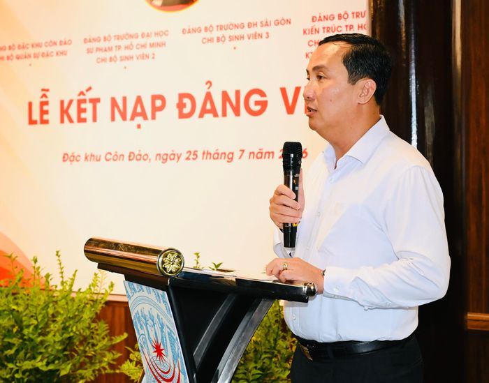  Bí thư Đảng ủy đặc khu Côn Đảo Lê Hoàng Hải phát biểu chúc mừng các đồng chí đảng viên mới. Ảnh: VIỆT DŨNG 