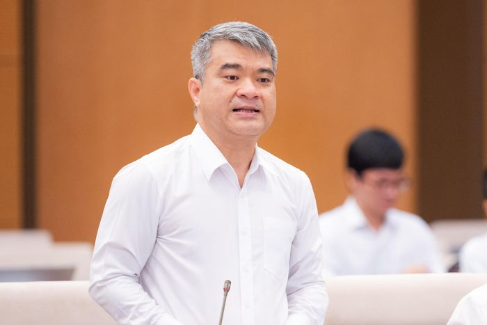  Thứ trưởng Bộ Tư pháp Nguyễn Thanh Tú trình bày về dự án luật. Ảnh: CẨM HÀ 