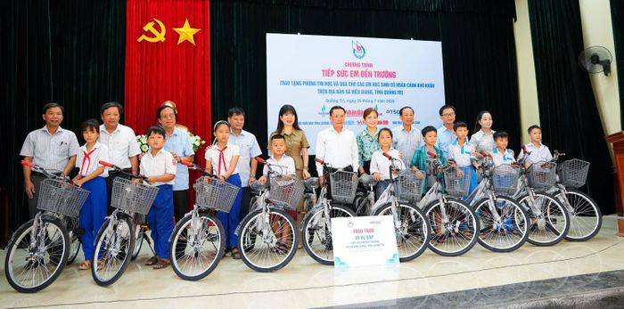  Tặng xe đạp cho học sinh nghèo ở Quảng Trị 
