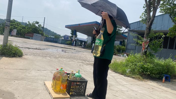  Điểm bán xăng lẻ lề đường cạnh cửa hàng đóng cửa, sáng 25-7. Ảnh: PHÚC HẬU 