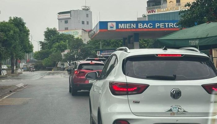  Ô tô xếp hàng chờ đổ xăng tại cửa hàng xăng dầu ở đường Lê Trọng Tấn (phường Dương Nội, TP Hà Nội) sáng 25-6. Ảnh: V.C 