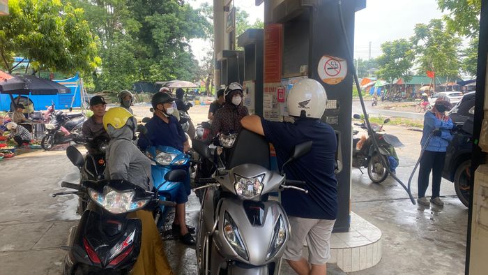  Sáng 25-7, người dân chờ đổ xăng tại cửa hàng xăng dầu ở khu Ngô Sài (xã Quốc Oai, TP Hà Nội). Ảnh: PHÚC HẬU 