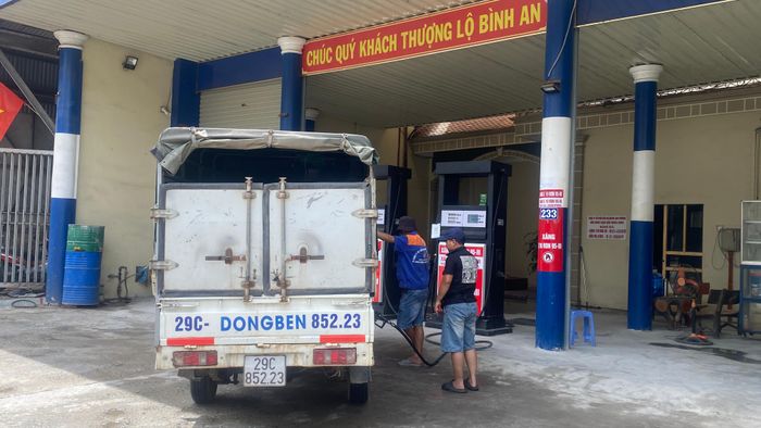  Cửa hàng xăng dầu ở khu vực Nghĩa Hương (xã Kiều Phú, TP Hà Nội) mở cửa trở lại vào sáng 25-7. Ảnh: PHÚC HẬU 