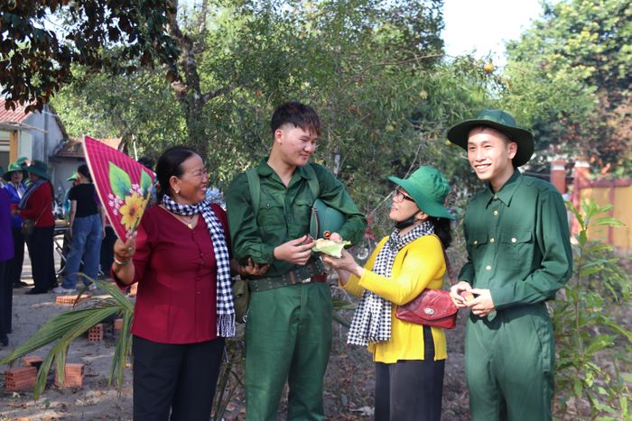 Về với vòng tay nhân dân