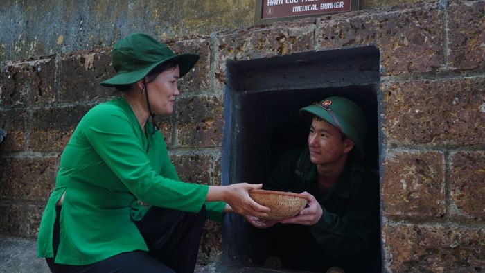 Tái hiện cảnh nuôi giấu cán bộ dưới móng đình làng Thạch Tân