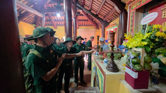 Lễ báo công chiến thắng tại đình làng khi đất nước đã hòa bình