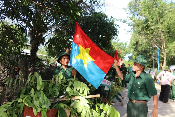 Cựu chiến binh Nguyễn Toan (bên phải) xúc động khi được tham gia tái hiện cảnh trở về làng
