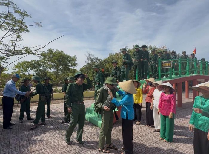 Tái hiện cảnh gần 200 người con của quê hương Tam Kỳ đi qua cầu Vinh dự lên đường bảo vệ Tổ quốc