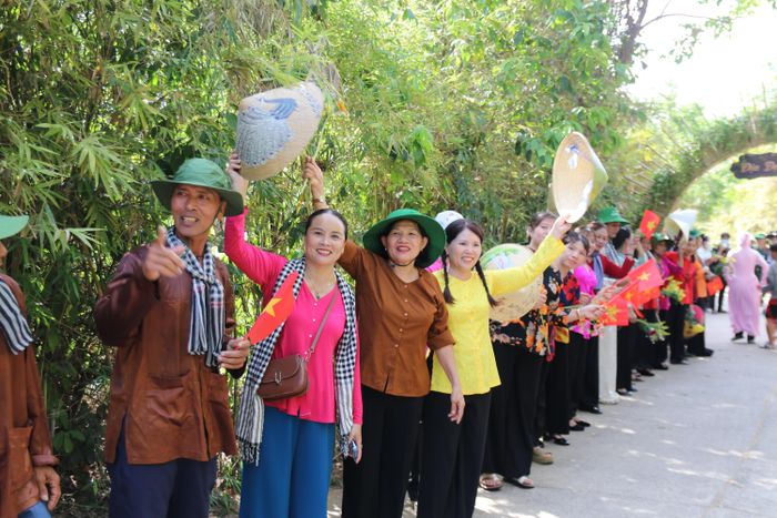 Các mẹ, các chị đón những người con quê hương trở về