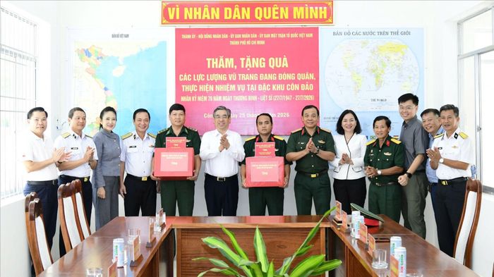  Đồng chí Nguyễn Phước Lộc cùng các đồng chí trong đoàn trao quà đến các lực lượng vũ trang đang đóng quân, thực hiện nhiệm vụ tại đặc khu Côn Đảo. Ảnh: HỮU TÂN 