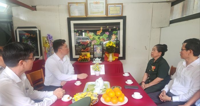 Phó Chủ tịch UBND TPHCM Hoàng Nguyên Dinh thăm hỏi, trò chuyện cùng bà Trương Thị Phồn. Ảnh: CTV
