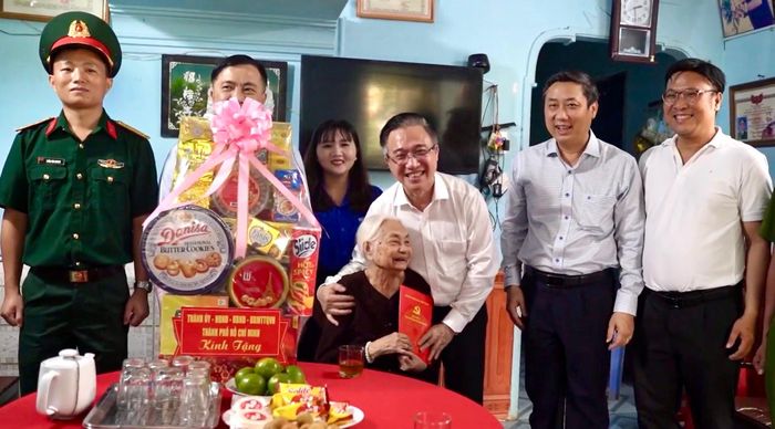 Phó Bí thư Thành ủy TPHCM Đặng Minh Thông và đoàn đại biểu thăm hỏi, trò chuyện cùng bà Lương Thị Ngũ. Ảnh: CTV