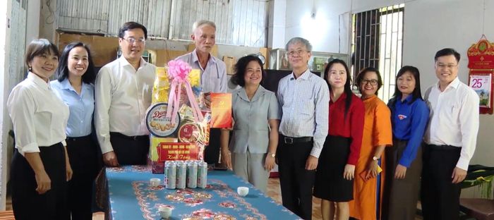 Phó Bí thư Thường trực Thành ủy TPHCM Lê Quốc Phong cùng đoàn đại biểu thăm hỏi, tặng quà ông Phạm Quyết Thắng. Ảnh: CTV