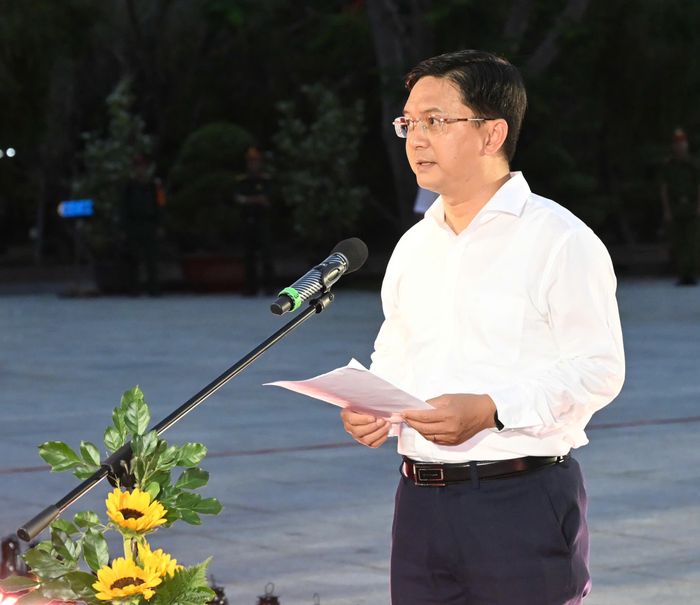 Phó Chủ tịch UBND TPHCM Nguyễn Mạnh Cường phát biểu tại lễ dâng hoa, dâng hương và thắp nến tri ân Anh hùng liệt sĩ. Ảnh: VIỆT DŨNG