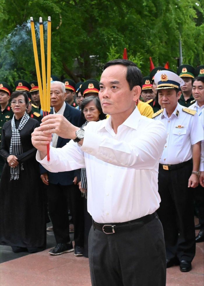 Bí thư Thành ủy TPHCM Trần Lưu Quang dâng hương tưởng nhớ các Anh hùng liệt sĩ tại Nghĩa trang Hàng Keo. Ảnh: VIỆT DŨNG