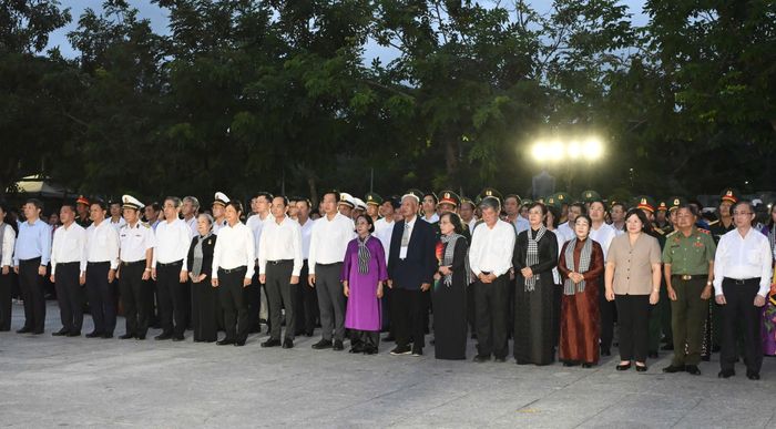 Tại Nghĩa trang Hàng Dương (đặc khu Côn Đảo), Thành ủy - HĐND - UBND - Ủy ban MTTQ Việt Nam TPHCM tổ chức lễ dâng hoa, dâng hương và thắp nến tri ân Anh hùng liệt sĩ. Ảnh: VIỆT DŨNG