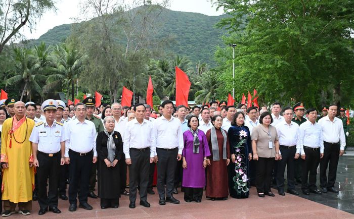 Bí thư Thành ủy TPHCM Trần Lưu Quang cùng đoàn đại biểu dâng hoa, dâng hương tại nghĩa trang Hàng Keo. Ảnh: VIỆT DŨNG