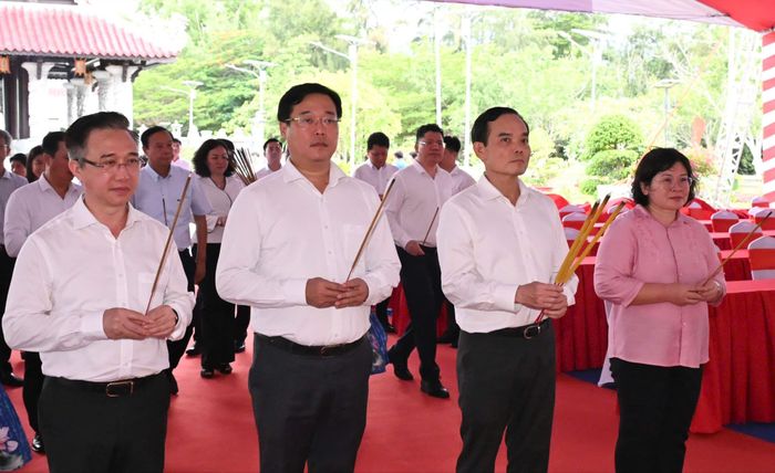 Bí thư Thành ủy TPHCM Trần Lưu Quang cùng đoàn đại biểu dâng hương tại Đền thờ Côn Đảo. Ảnh: VIỆT DŨNG