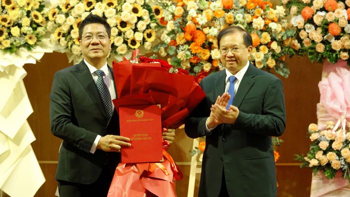 Thứ trưởng Bộ VH-TT-DL, Phó GS-TS Tạ Quang Đông trao quyết định điều động, bổ nhiệm TS-NSND Đỗ Quốc Hưng làm Giám đốc Nhạc viện TPHCM. Ảnh: THÚY BÌNH